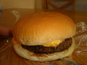 「まいむ」（奥武島）の「手作りチーズバーガー」
