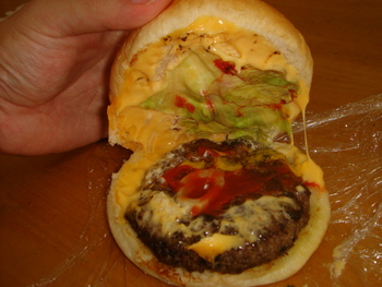 「まいむ」（奥武島）の「手作りチーズバーガー」