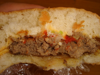 「まいむ」（奥武島）の「手作りチーズバーガー」