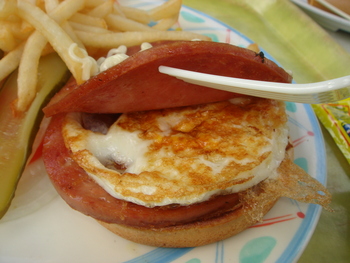 ルネッサンスリゾート・オキナワ（恩納）の「スパムバーガー」