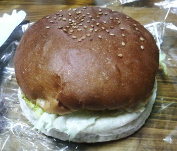 ジローベーカリー（宜野湾）の「ジャンボバーガー」