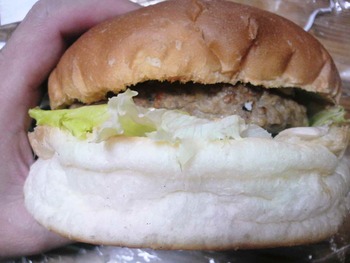 ジローベーカリー（宜野湾）の「ジャンボバーガー」
