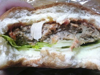 ジローベーカリー（宜野湾）の「ジャンボバーガー」
