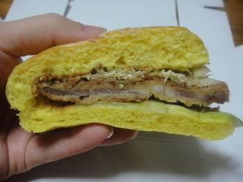 Coralway（那覇空港）の「紅豚アグーカツバーガー」