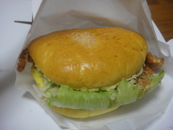 Coralway（那覇空港）の「紅豚アグーカツバーガー」