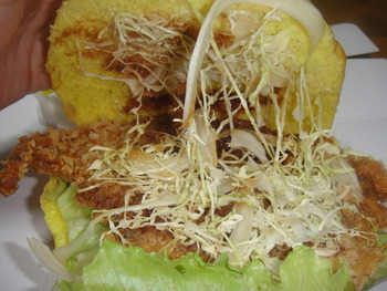 Coralway（那覇空港）の「紅豚アグーカツバーガー」
