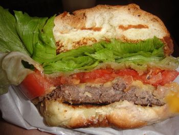 アメリカ食堂（牧志）の「チーズバーガー」