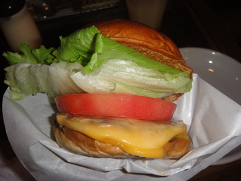 アメリカ食堂（牧志）の「チーズバーガー」