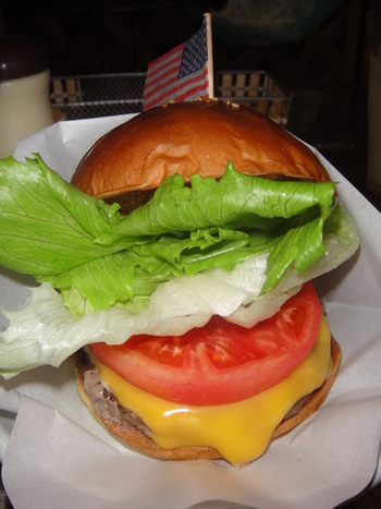 アメリカ食堂（牧志）の「チーズバーガー」