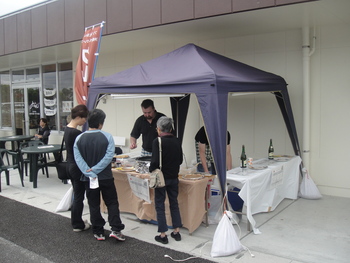 ボーボー屋かまぼこ店（糸満）の「黄金丸ゴーヤーバーガー」