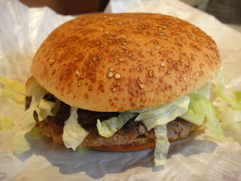 マクドナルド大平インター店の「カリフォルニアバーガー」