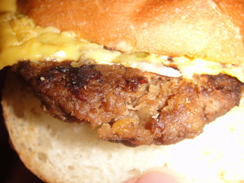 カーサタコス（うるま）の「チーズバーガー」