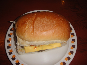 カーサタコス（うるま）の「チーズバーガー」