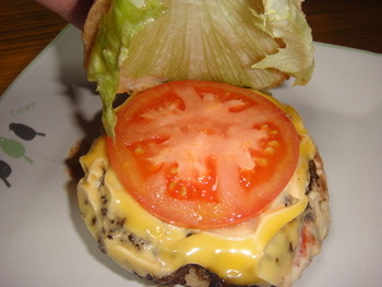 チョチョリーノ（北谷町北前）の「チーズバーガー」