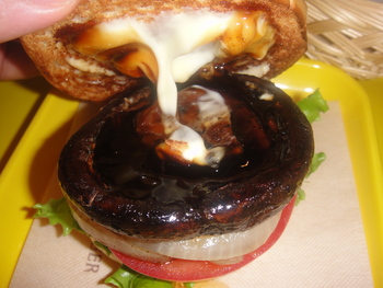 フレッシュネスバーガーのベジタブルバーガー（マッシュルーム）
