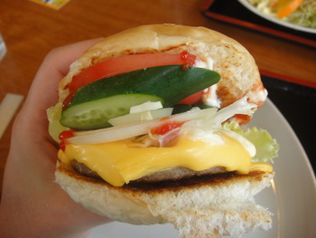 南風原ドライブインの「チーズバーガー」
