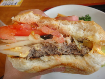 南風原ドライブインの「チーズバーガー」