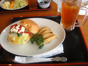 南風原ドライブインの「チーズバーガー」