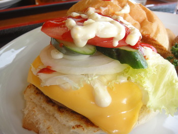 南風原ドライブインの「チーズバーガー」