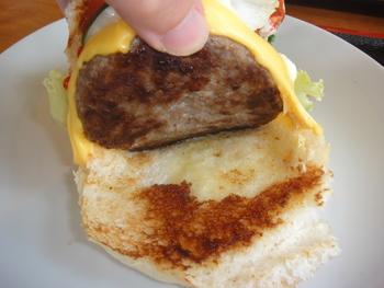 南風原ドライブインの「チーズバーガー」