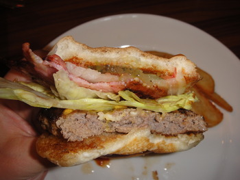 ステーキハウス花（うるま市）の「ハンバーガー」