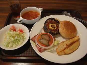 ステーキハウス花（うるま市）の「ハンバーガー」