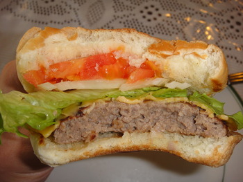 レストラン平安（平安座島）の「チーズバーガー」