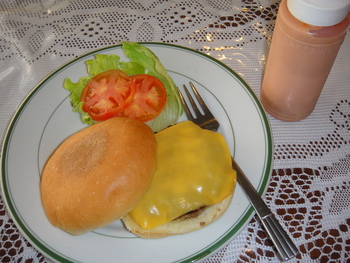 レストラン平安（平安座島）の「チーズバーガー」