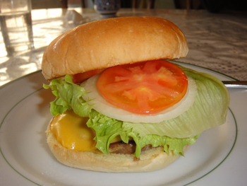 レストラン平安（平安座島）の「チーズバーガー」