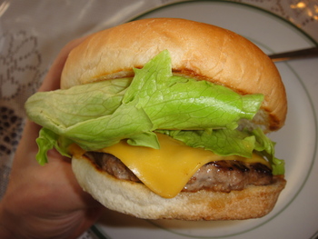 レストラン平安（平安座島）の「チーズバーガー」