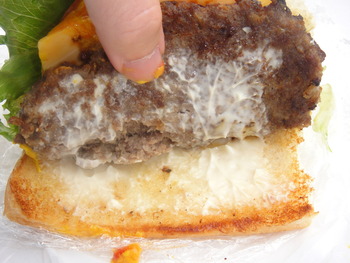 伊芸SA（金武町）の「伊芸バーガー」