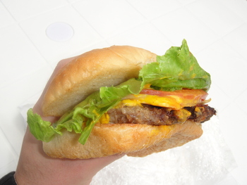伊芸SA（金武町）の「伊芸バーガー」