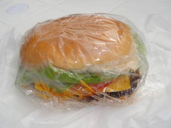 伊芸SA（金武町）の「伊芸バーガー」