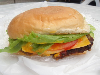 伊芸SA（金武町）の「伊芸バーガー」