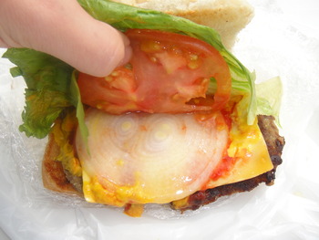 伊芸SA（金武町）の「伊芸バーガー」