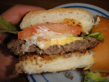 レストラン一力（うるま）の「チーズバーガー」