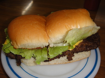 レストラン一力（うるま）の「チーズバーガー」