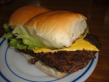 レストラン一力（うるま）の「チーズバーガー」