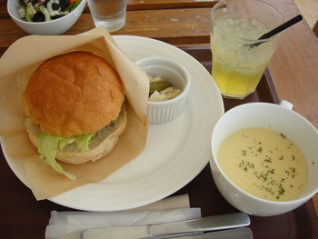 カフーリゾートフチャクの「手ごねハンバーグのチーズバーガー」