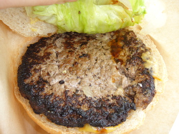 カフーリゾートフチャクの「手ごねハンバーグのチーズバーガー」