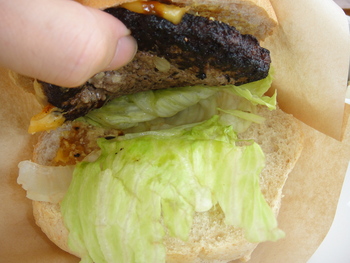 カフーリゾートフチャクの「手ごねハンバーグのチーズバーガー」