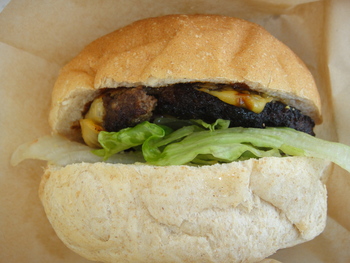 カフーリゾートフチャクの「手ごねハンバーグのチーズバーガー」