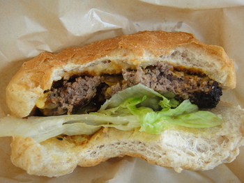 カフーリゾートフチャクの「手ごねハンバーグのチーズバーガー」