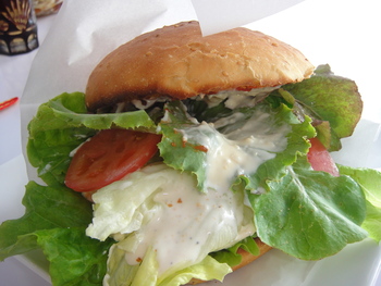 海辺のCafeかぬたんの「摘みたて野菜のチーズバーガー」
