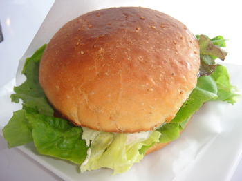 海辺のCafeかぬたんの「摘みたて野菜のチーズバーガー」