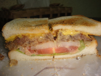 コザ食堂（沖縄）の「チーズバーガー」