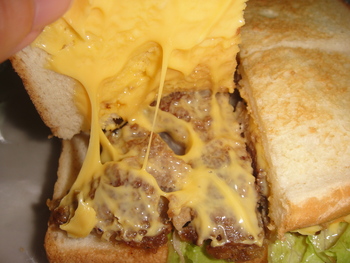 コザ食堂（沖縄）の「チーズバーガー」