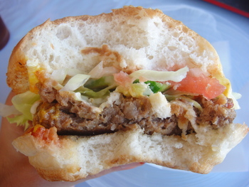 コザドライブインレストラン（沖縄）の「チーズバーガー」