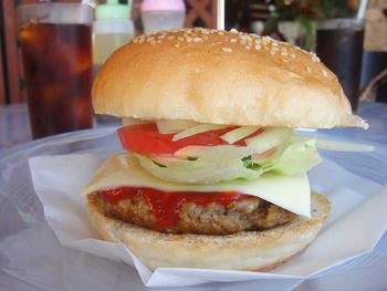 コザドライブインレストラン（沖縄）の「チーズバーガー」