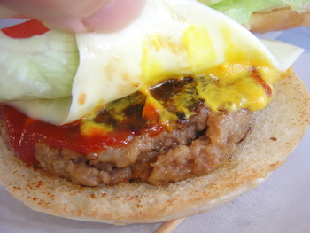 コザドライブインレストラン（沖縄）の「チーズバーガー」